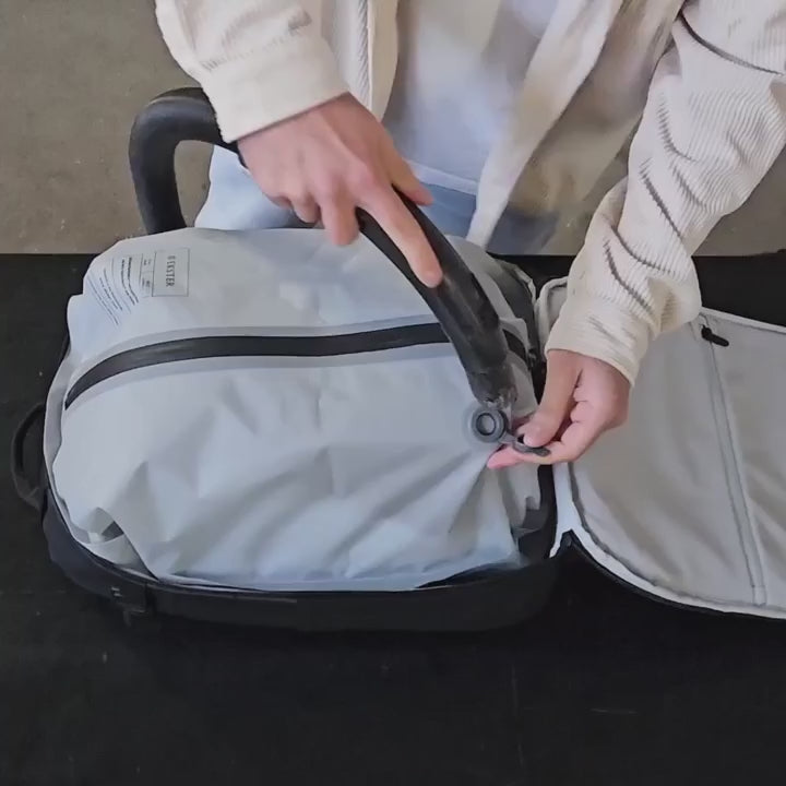 Charger la vidéo : <p>Avec <strong>AeroPack™</strong>, compressez plus de 15 vêtements dans l’espace d’un simple bagage cabine — sans bagage en soute, sans compromis.</p><p>Gardez vos vêtements propres, secs et sans odeur, tout en gagnant du temps à l’aéroport et en économisant sur les frais bagage.</p><p>Voyagez plus léger, plus malin et toujours prêt.</p>